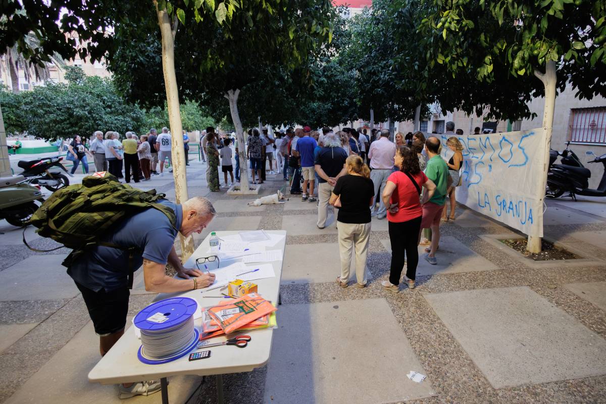 Valentía y firmas para sacar de la plaza Ronda al vecino indeseable: una concentración para que todo Jerez se entere
