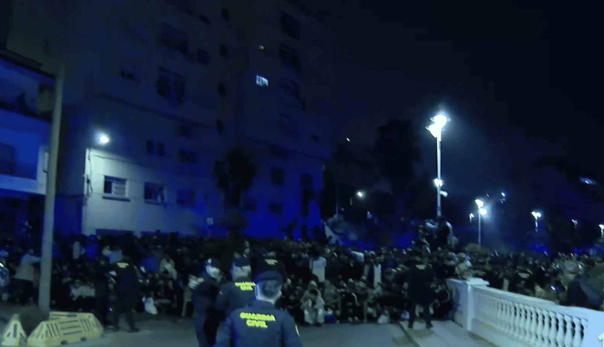 Carreras para coger sitio, tensión y avalancha en el traslado de migrantes al puerto de Ceuta
