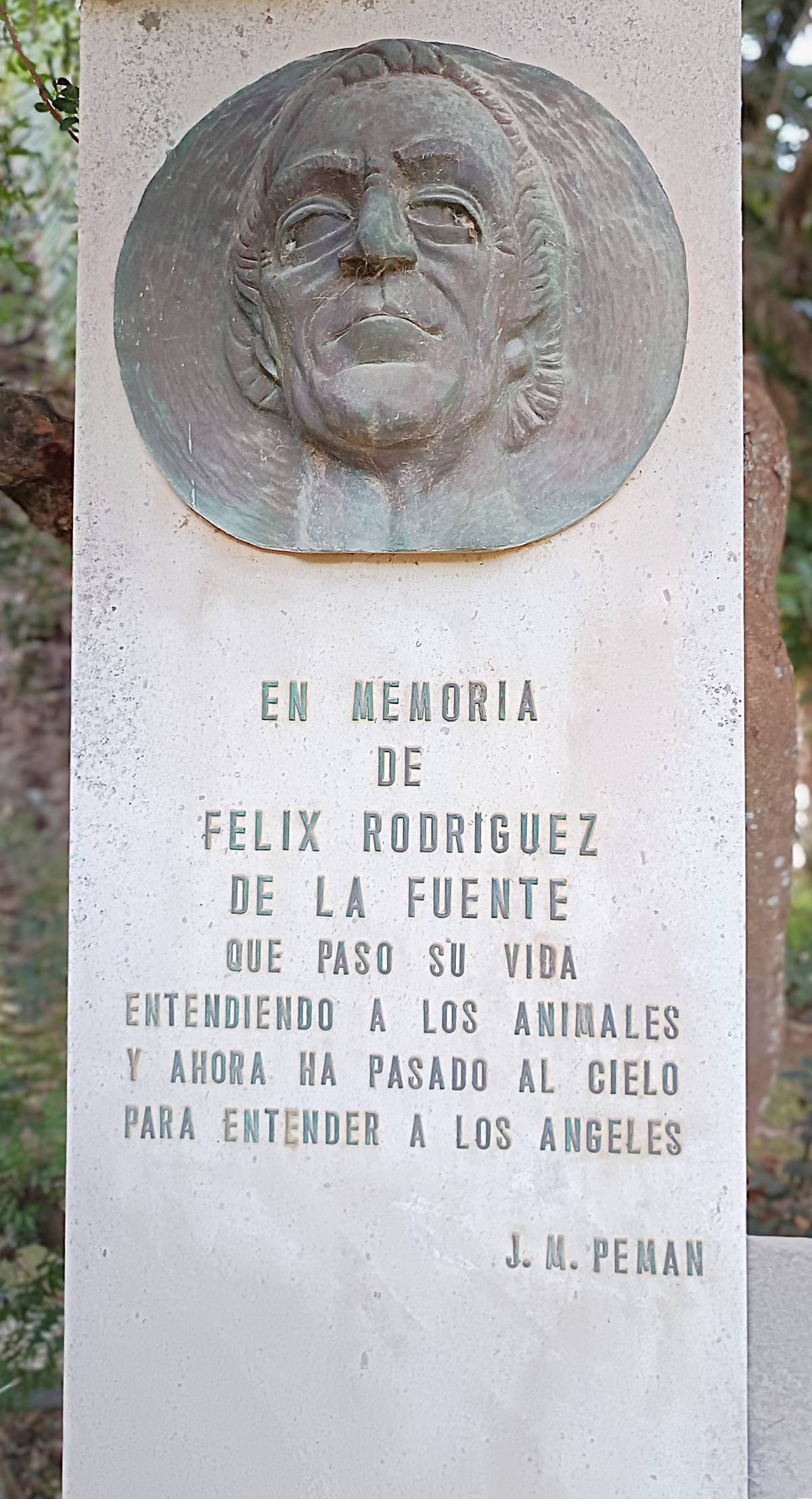11 Monumento F. Rdez de la Fuente, tondo y leyenda conmemorativa - 11 Monumento F. Rdez de la Fuente, tondo y leyenda conmemorativa