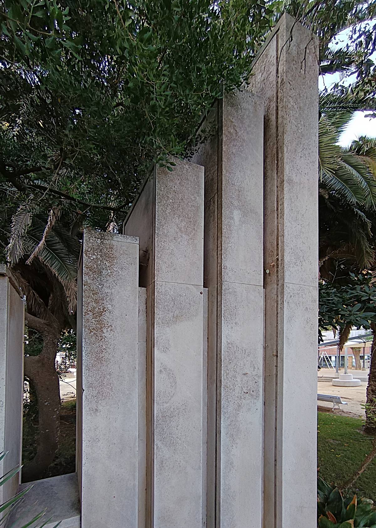 9 Monumento F. Rdez de la Fuente, monolitos laterales - 9 Monumento F. Rdez de la Fuente, monolitos laterales