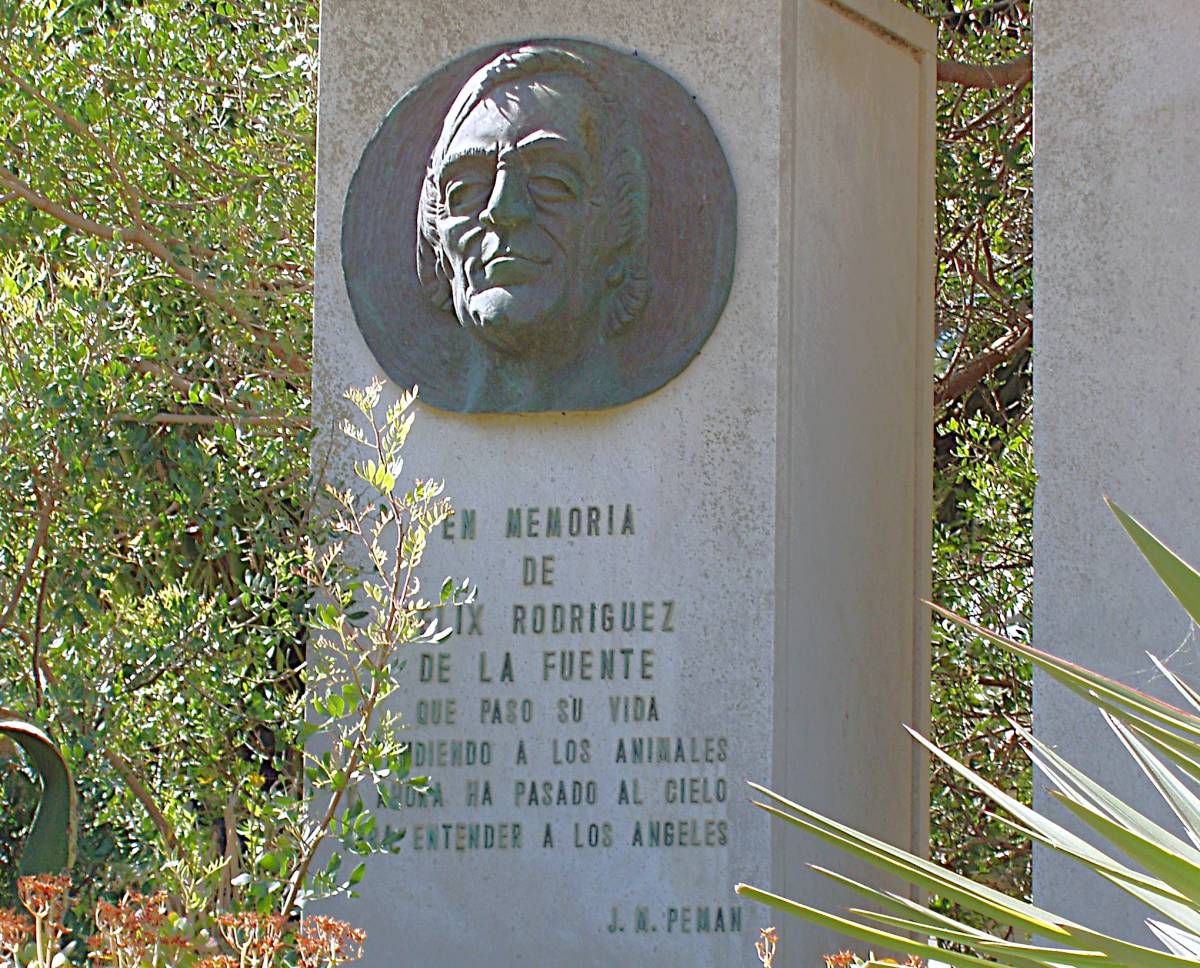 8 Monumento F. Rdez de la Fuente, vista frontal del monolito derecho - 8 Monumento F. Rdez de la Fuente, vista frontal del monolito derecho