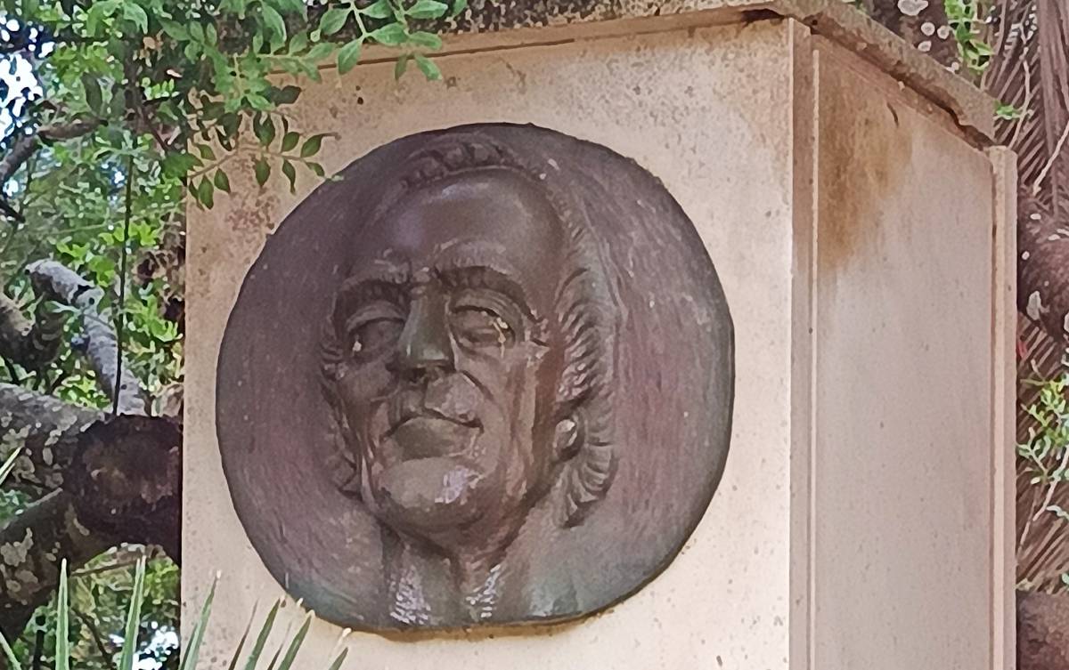 10 Monumento F. Rdez de la Fuente, detalle tondo - 10 Monumento F. Rdez de la Fuente, detalle tondo
