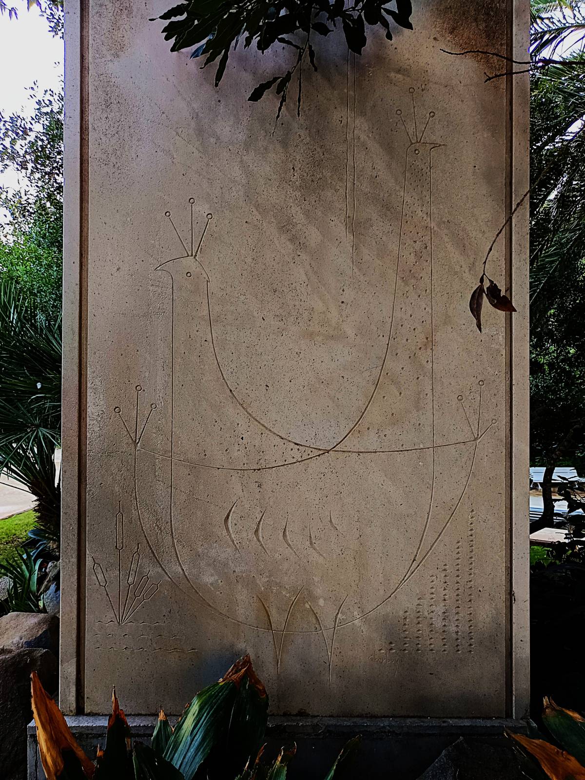 7 Monumento Félix Rodríguez de la Fuente, relieve esgrafiado parte exterior e inferior monolito izquierdo - 7 Monumento Félix Rodríguez de la Fuente, relieve esgrafiado parte exterior e inferior monolito izquierdo