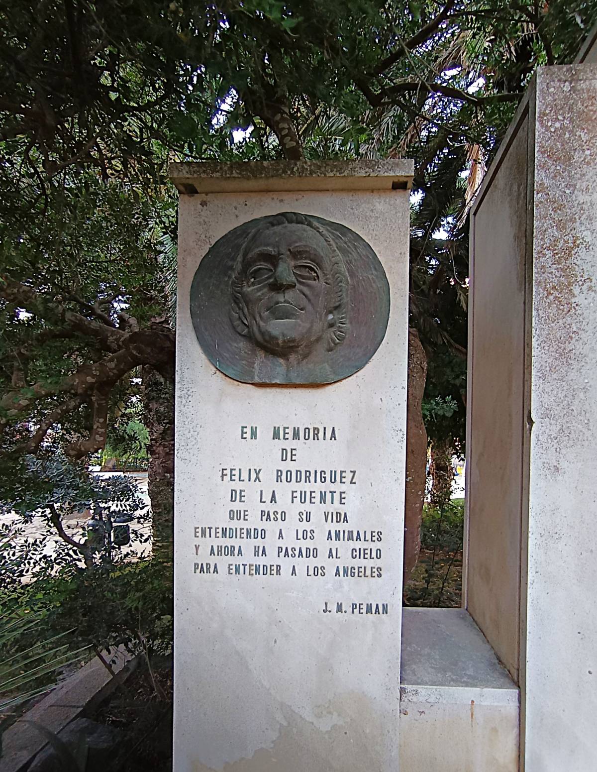 2 Monumento F. Rdez de la Fuente, detalle monolito derecho - 2 Monumento F. Rdez de la Fuente, detalle monolito derecho