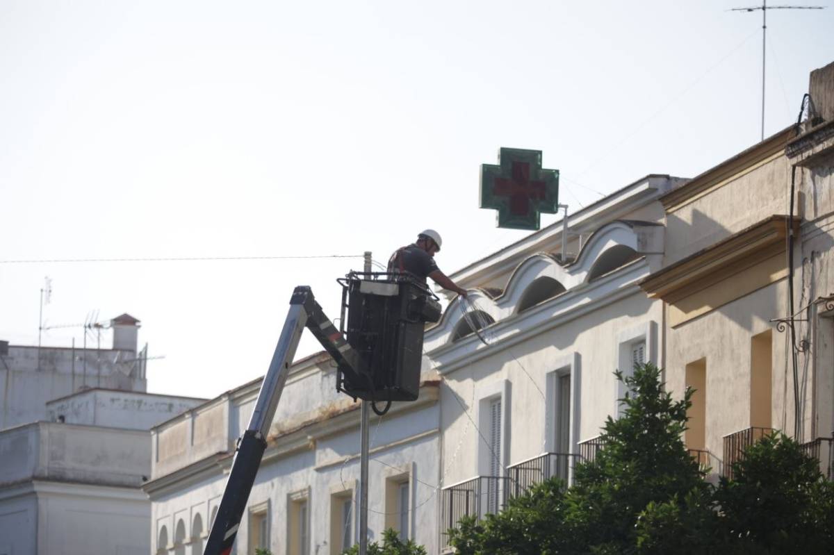 Un trabajador en el centro de Jerez, preparando el tendido para el alumbrado.
