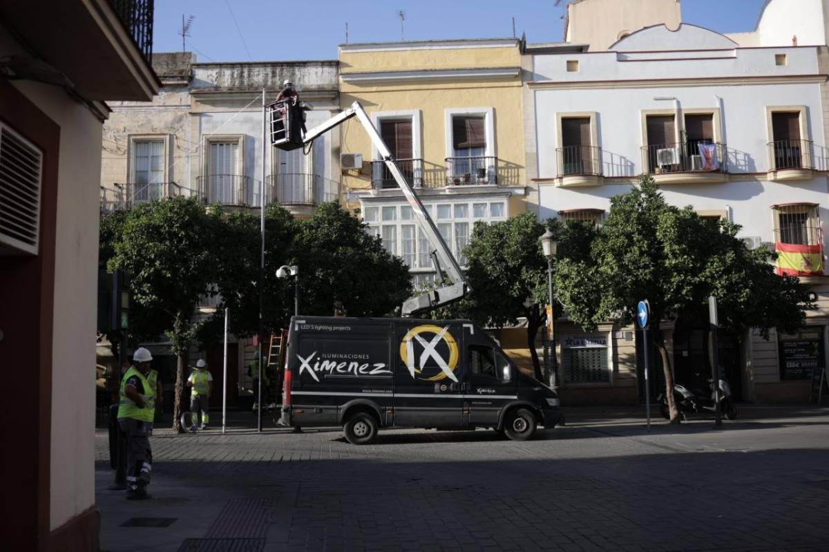 Ya mismo está aquí la Navidad en Jerez: comienzan los trabajos del alumbrado en las calles del centro, a menos de dos meses de la primera Zambomba