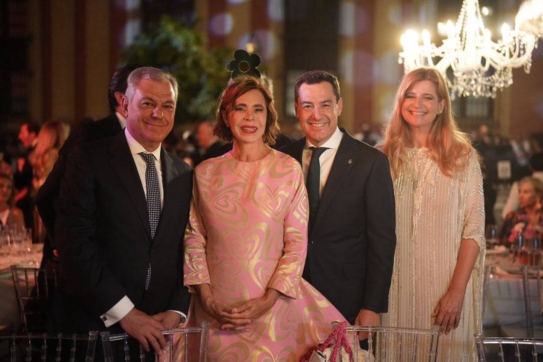 De Ayuso a la Casa de Alba: la noche para los VIP a los pies de la Giralda que reabre el debate sobre el 'uso' de la ciudad