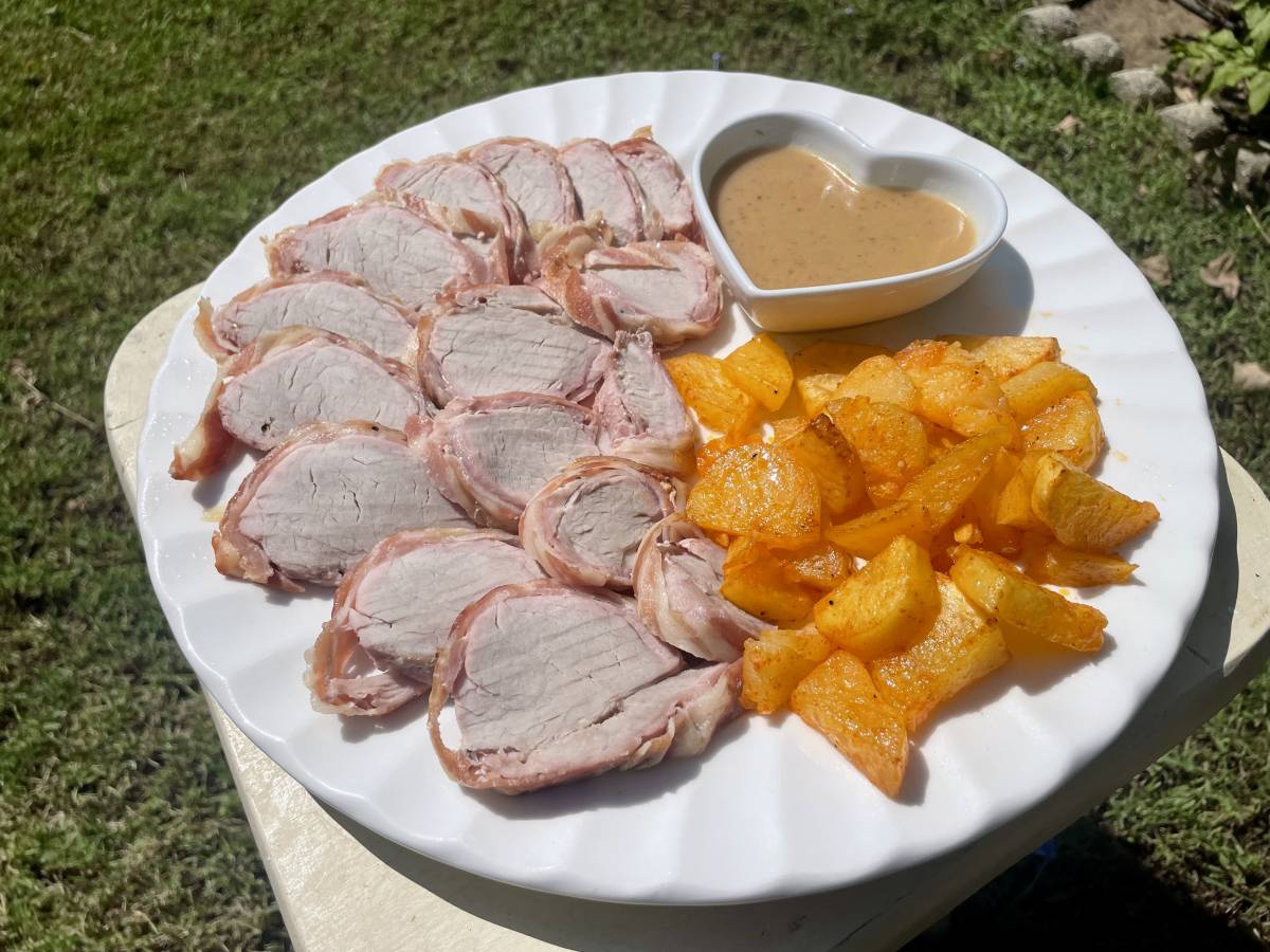 Solomillo ibérico envuelto en beicon con salsa de Oloroso y patatas al pimentón