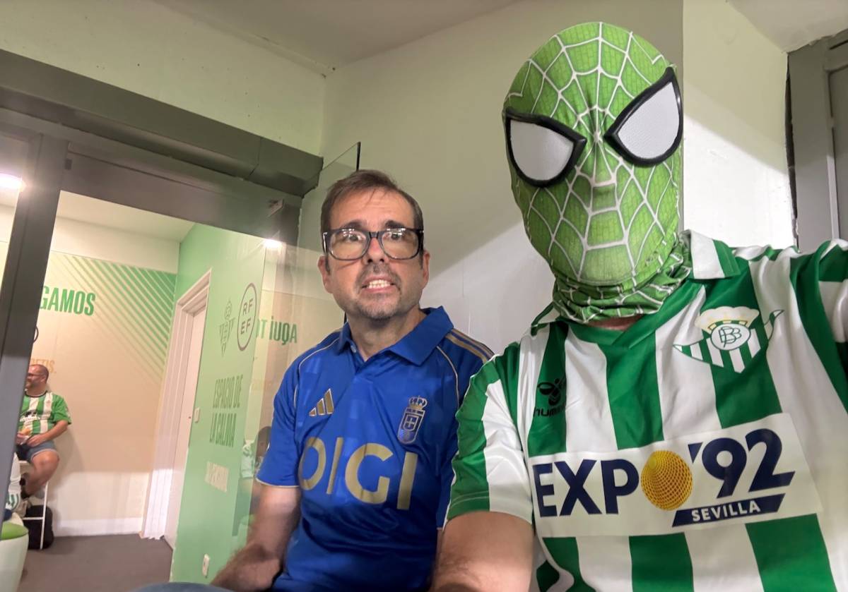 El Betis cumple el sueño de sus aficionados con autismo con una sala especial y hasta Spider-Bético la ha probado: 