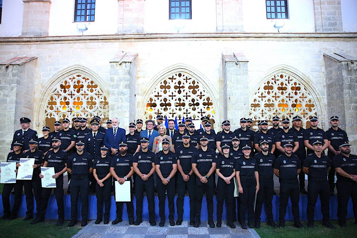Estos son los 45 nuevos policías locales que han tomado posesión en Jerez, con recuerdo a Pepe Mesa, fallecido hace justo una semana
