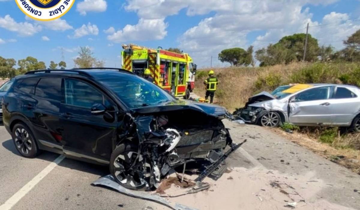 Choque frontal en la carretera Jerez-Rota: dos personas atrapadas y una trasladada al hospital con inmovilizador espinal