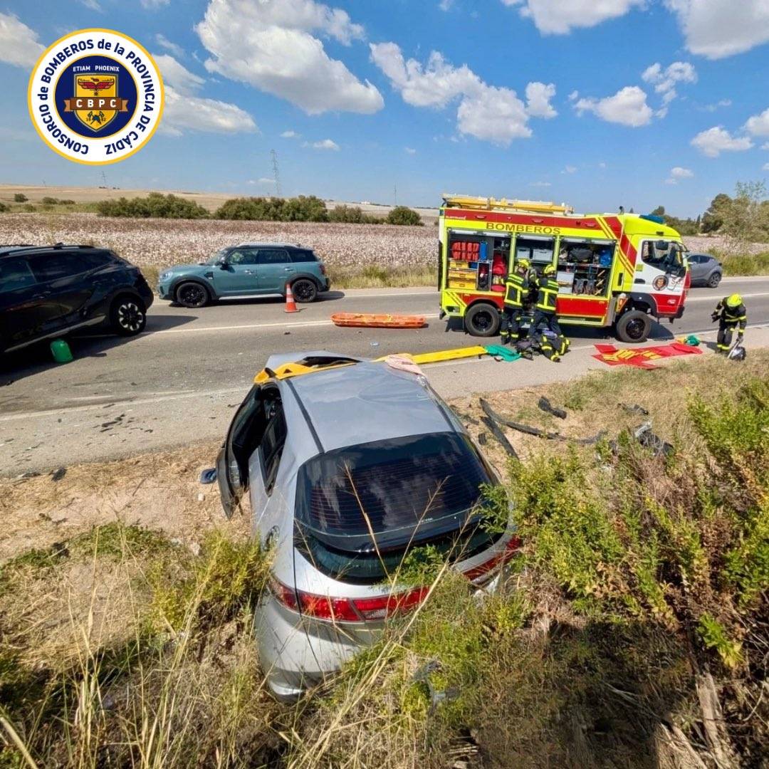 Los bomberos, en el lugar del accidente. - Los bomberos, en el lugar del accidente.