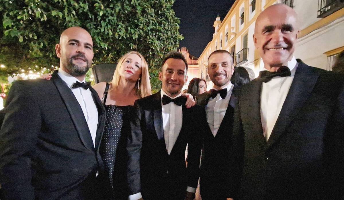 El PSOE carga contra la cena en Virgen de los Reyes y el organizador responde con imágenes de Antonio Muñoz en ese evento bajo gobiernos socialistas