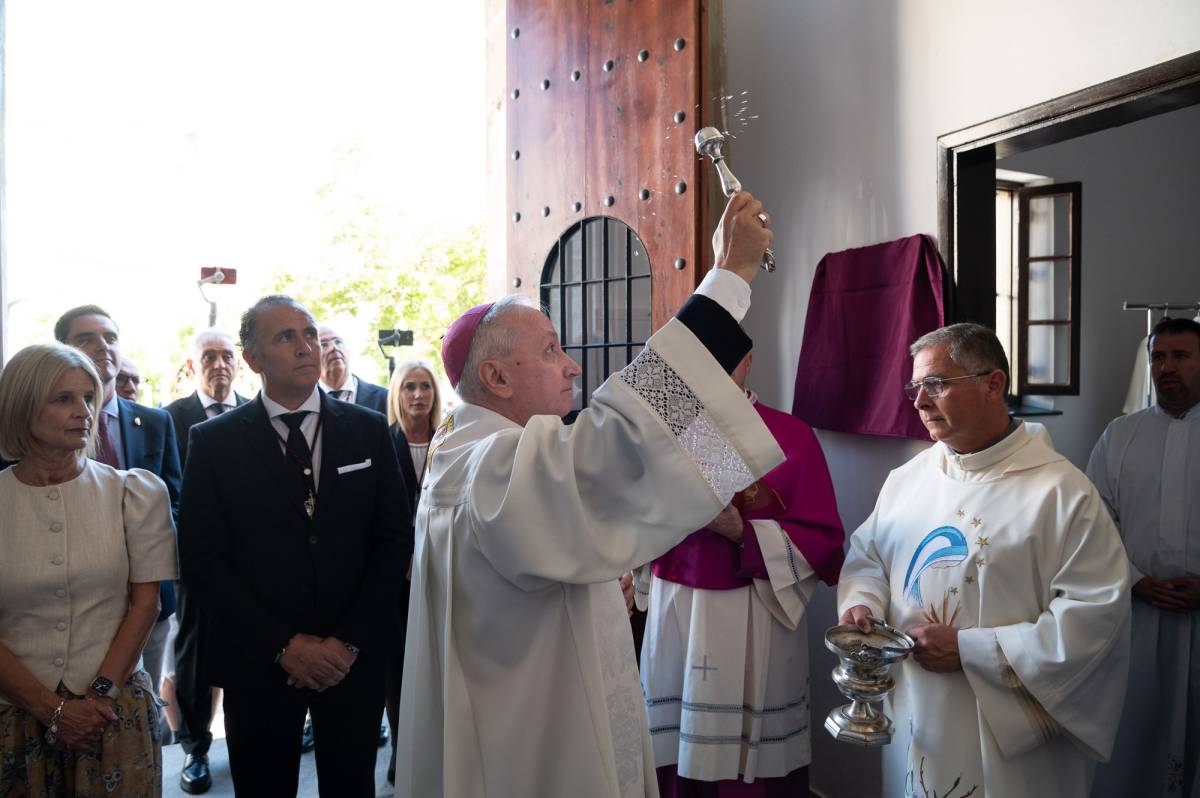 La capilla del Arco del Arroyo recupera tres siglos después su vocación de lugar de culto