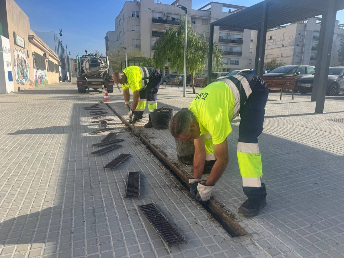 Chiclana adelanta la limpieza de imbornales antes de las lluvias con un refuerzo especial en las zonas próximas al río