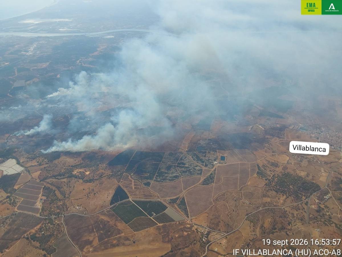 Huelva vuelve a arder: un incendio en Ayamonte moviliza 15 medios aéreos y 130 efectivos