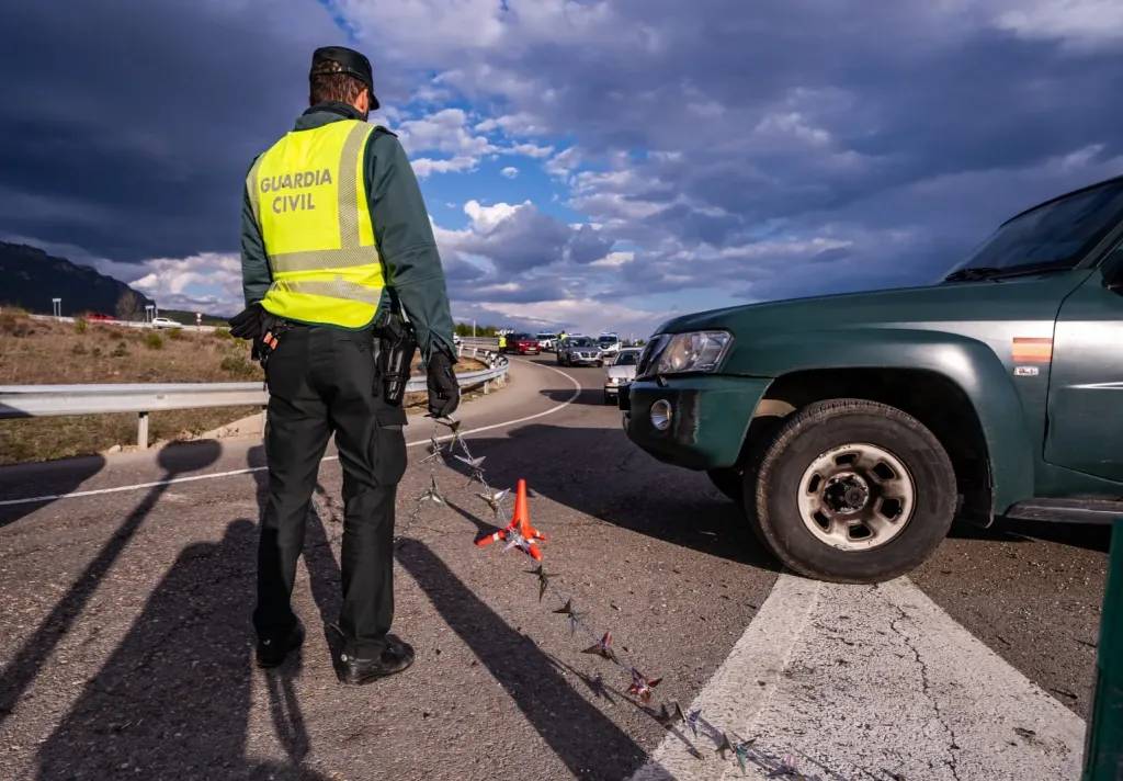 Falsos policías y guardias civiles paran un tráiler y se llevan ropa de Inditex valorada en un millón de euros