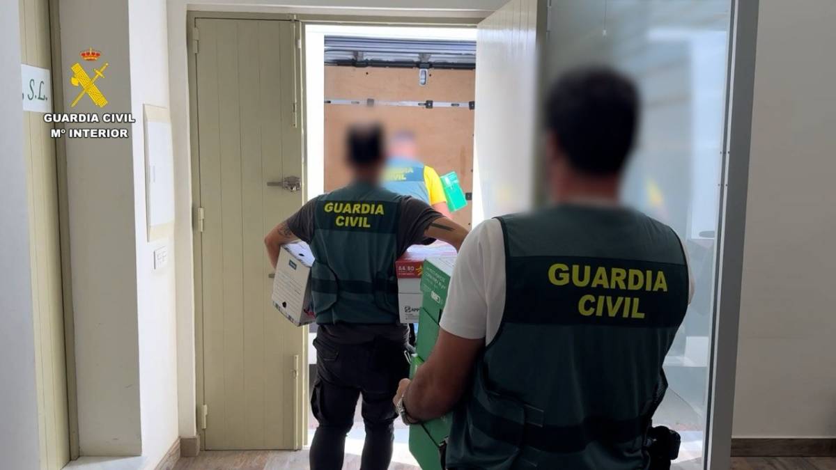La Guardia Civil, con documentación decomisada al detenido.