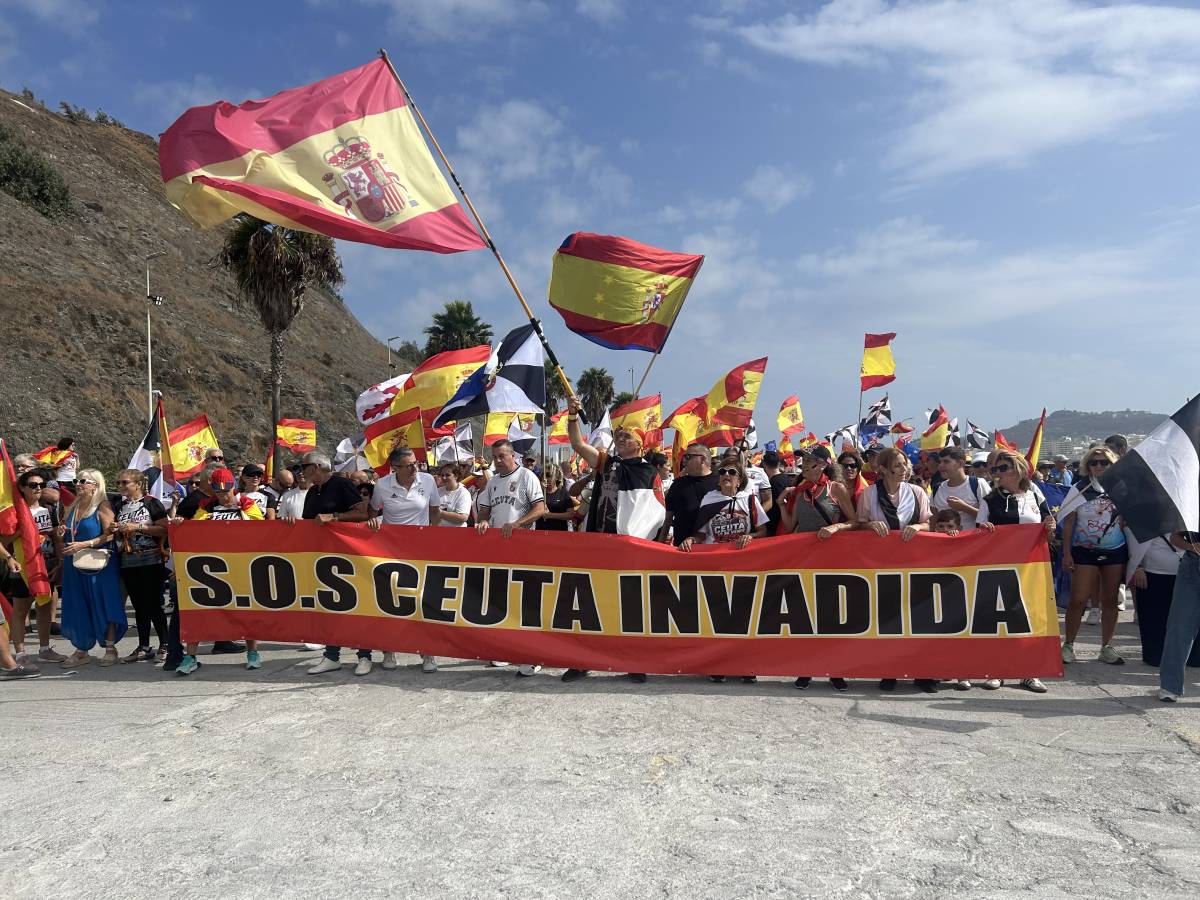 Más de un millar de ceutíes marchan hasta la frontera del Tarajal: "¡Marruecos, canalla, esto es de los caballas!" 