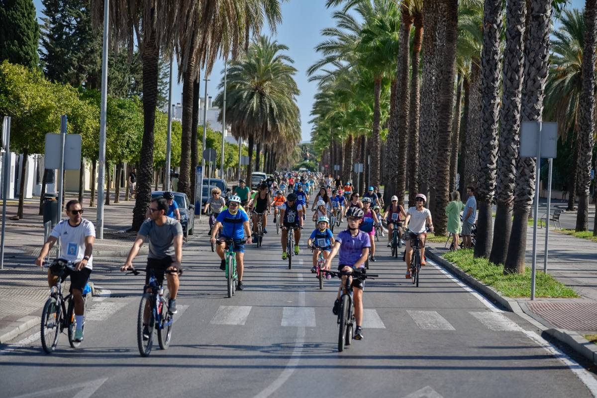 Más de 1.500 bicicletas toman las calles de Jerez en una multitudinaria jornada por la movilidad sostenible