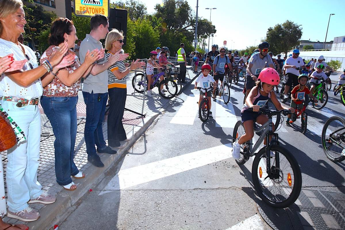 Más de 1.500 bicicletas toman las calles de Jerez en una multitudinaria jornada por la movilidad sostenible