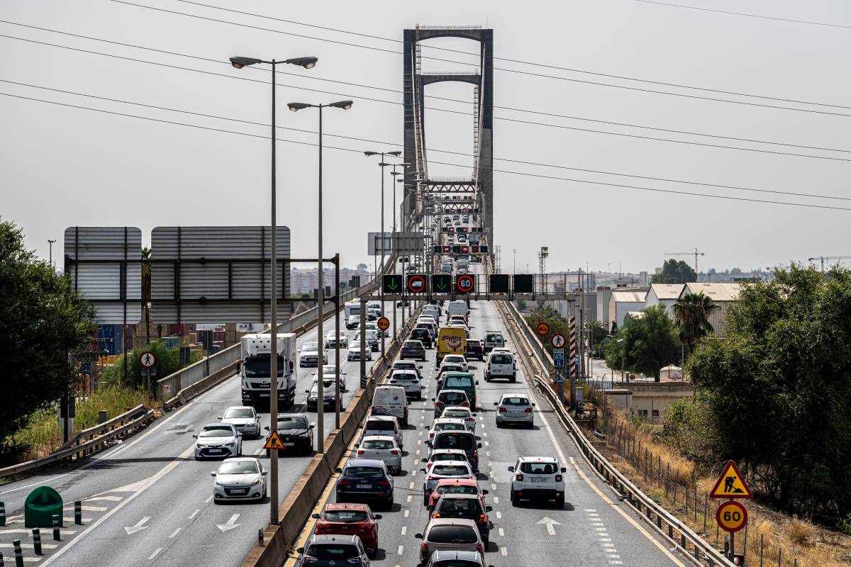 Un accidente en el Puente del Centenario y un incendio en la AP-4 complican el tráfico en Sevilla