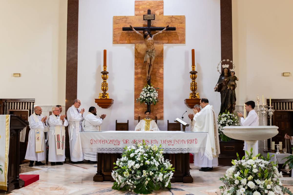 Don Germán, en la sede, bajo el Cristo de la Salud. - M. TAPIA Don Germán, en la sede, bajo el Cristo de la Salud.