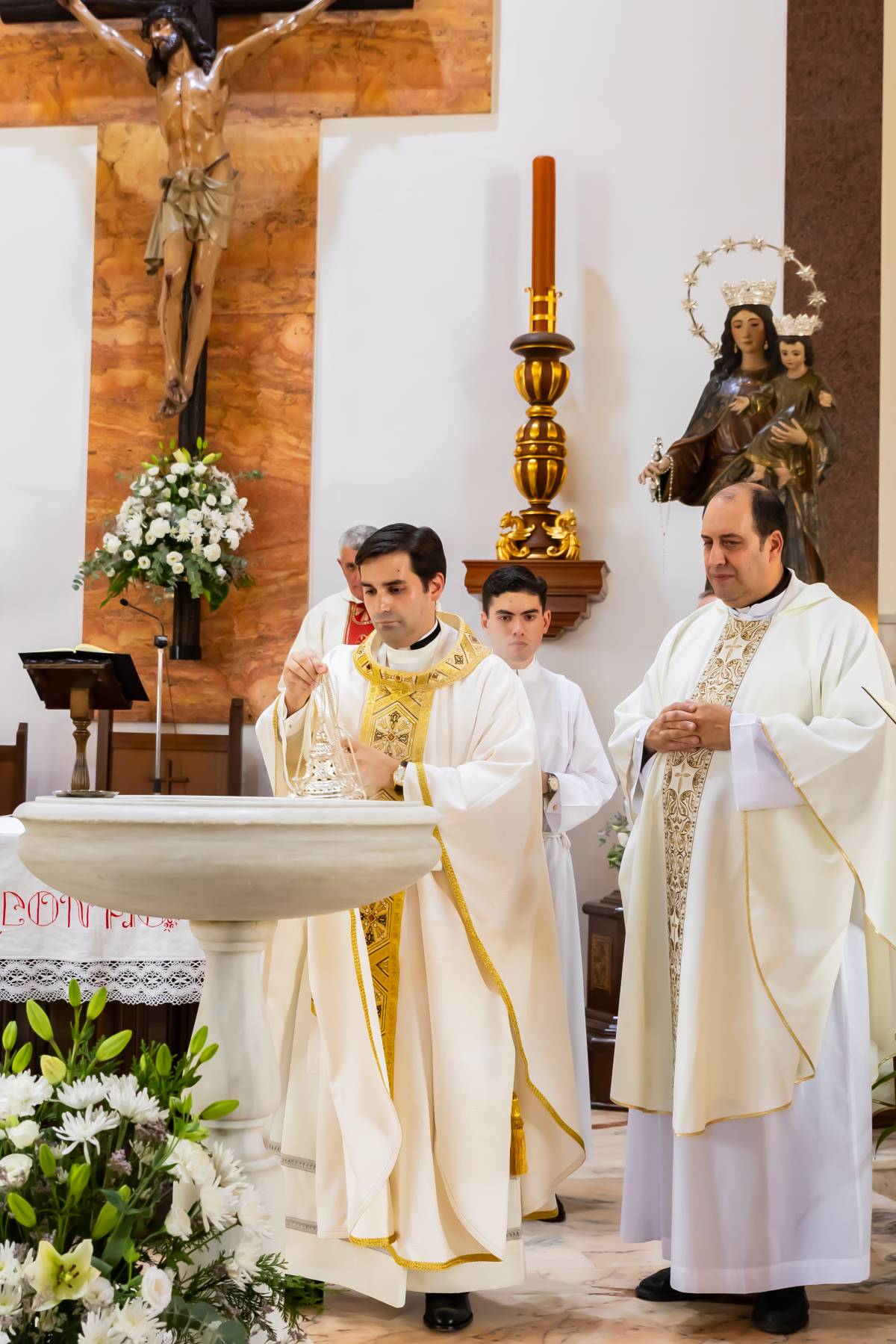 Germán Carrasco, el nuevo párroco del Sagrado Corazón, en un instante de la misa de ayer. - Germán Carrasco, el nuevo párroco del Sagrado Corazón, en un instante de la misa de ayer.