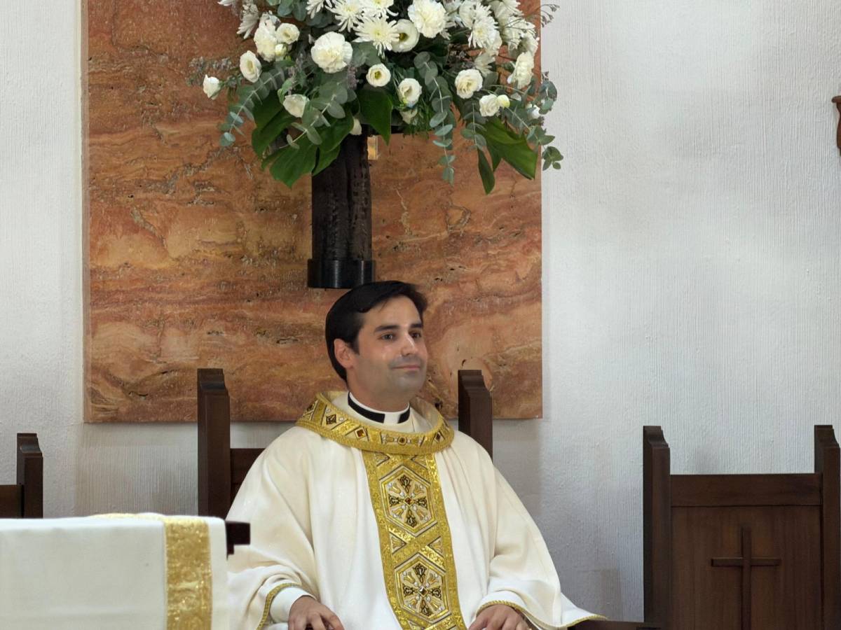 Don Germán, casi al final de su primera misa de ayer en su nueva parroquia. - Don Germán, casi al final de su primera misa de ayer en su nueva parroquia.