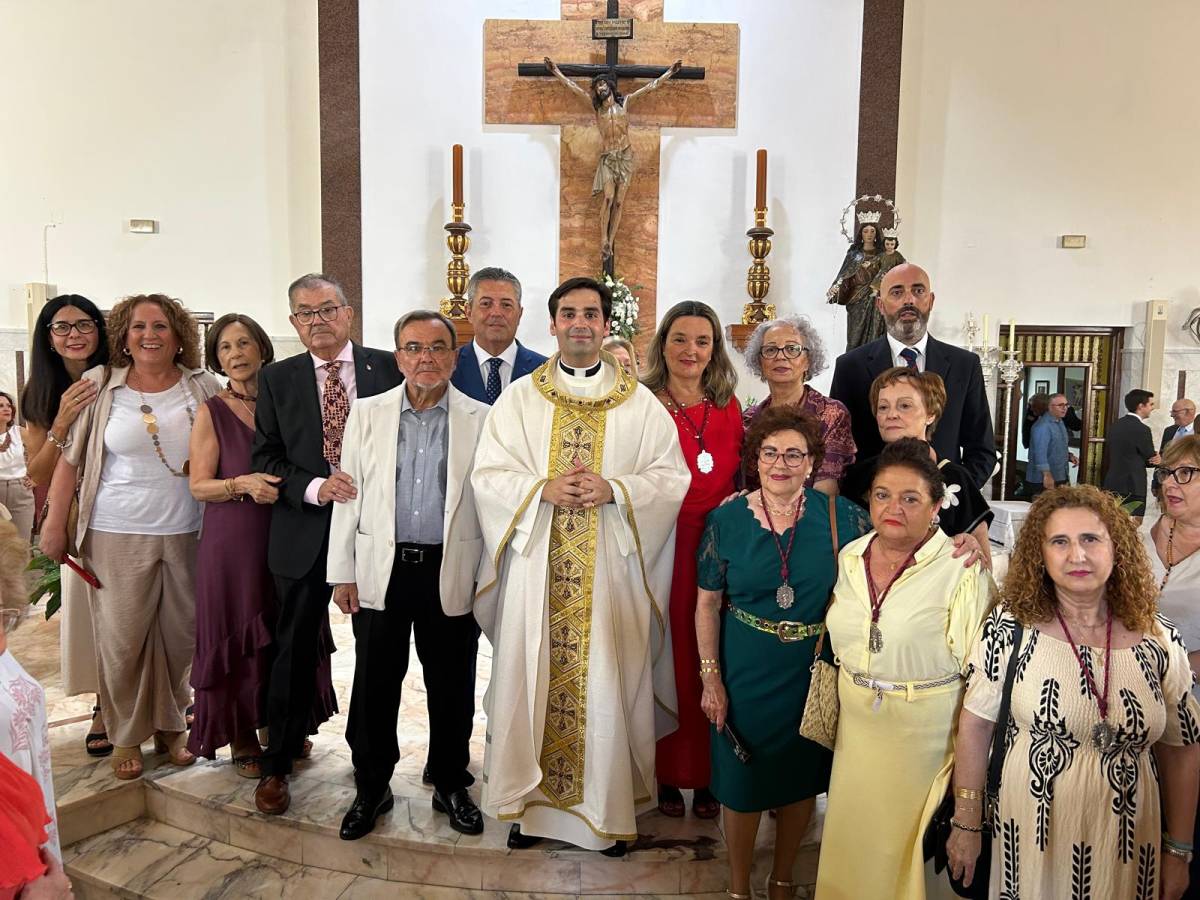 El nuevo párroco con su Consejo Parroquial, ayer tras la celebración inaugural. - El nuevo párroco con su Consejo Parroquial, ayer tras la celebración inaugural.