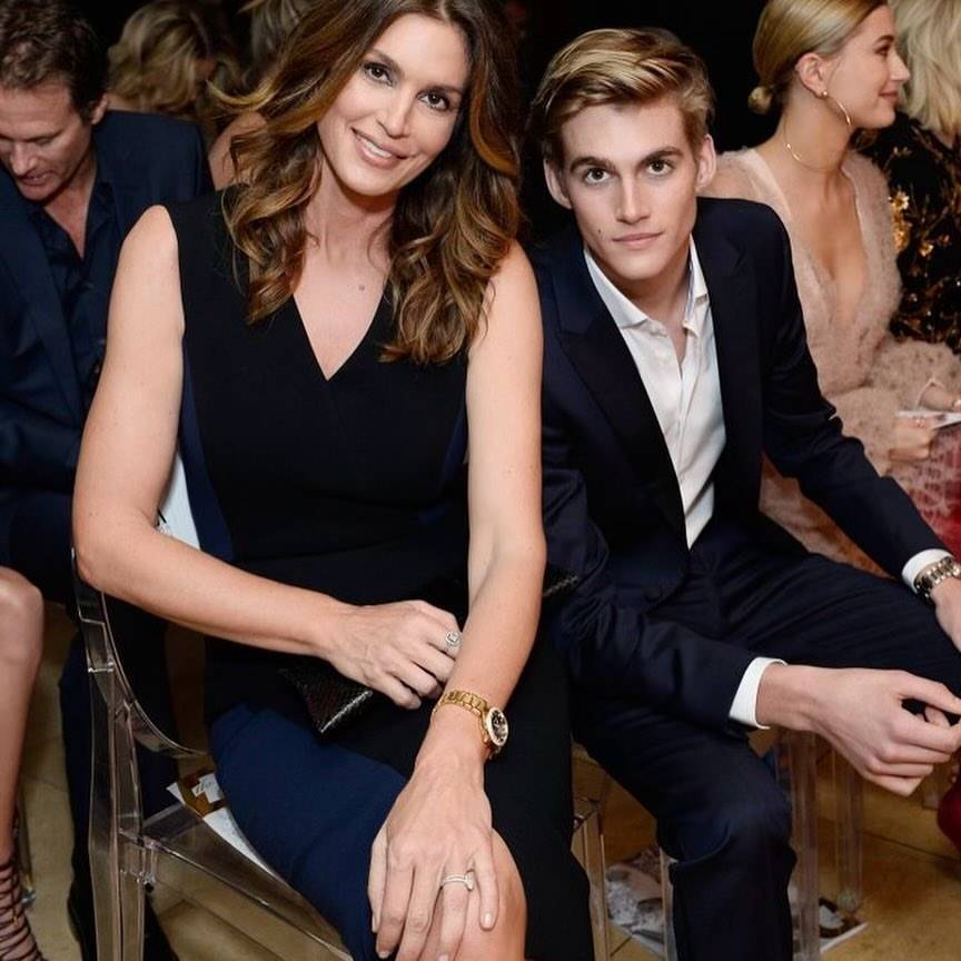 Una imagen de hijo y madre, Presley Gerber y Cindy Crawford. - Una imagen de hijo y madre, Presley Gerber y Cindy Crawford.
