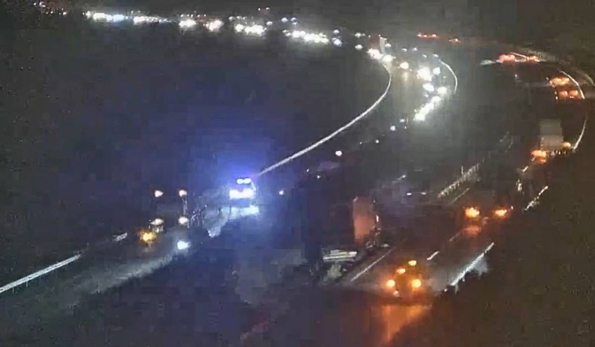 Accidente entre un camión y un coche: 5 kilómetros de atasco en el complicado punto donde se unen la AP-4 y la A-4 entrando en Sevilla