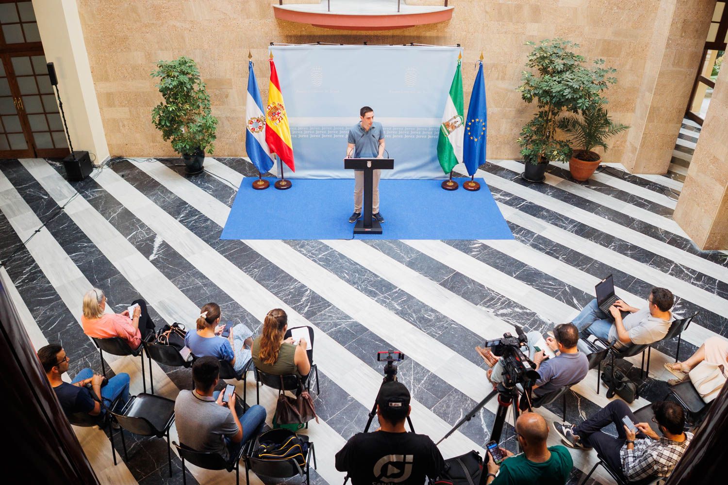 El teniente de alcaldesa Jaime Espinar, el jueves en el Ayuntamiento, en una comparecencia sobre los autobuses.  - MANU GARCÍA
