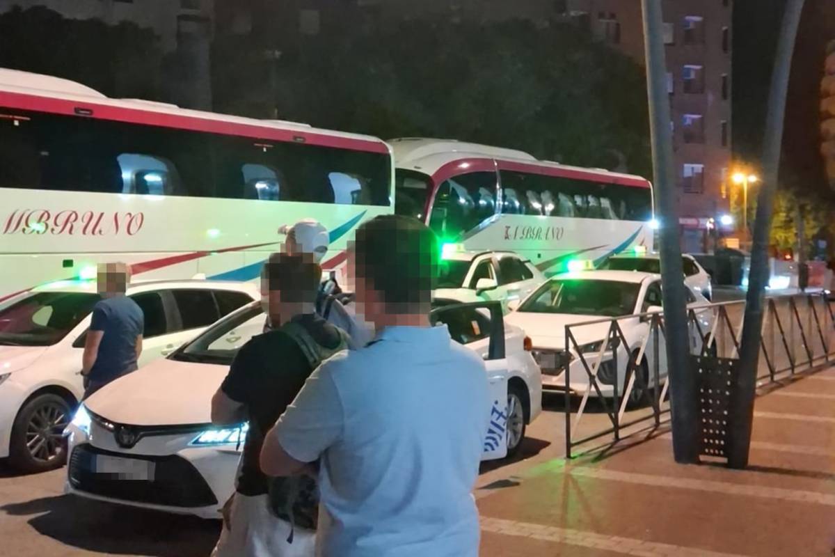 Los pasajeros del primer tren del día Jerez-Sevilla, en autobús por una nueva incidencia