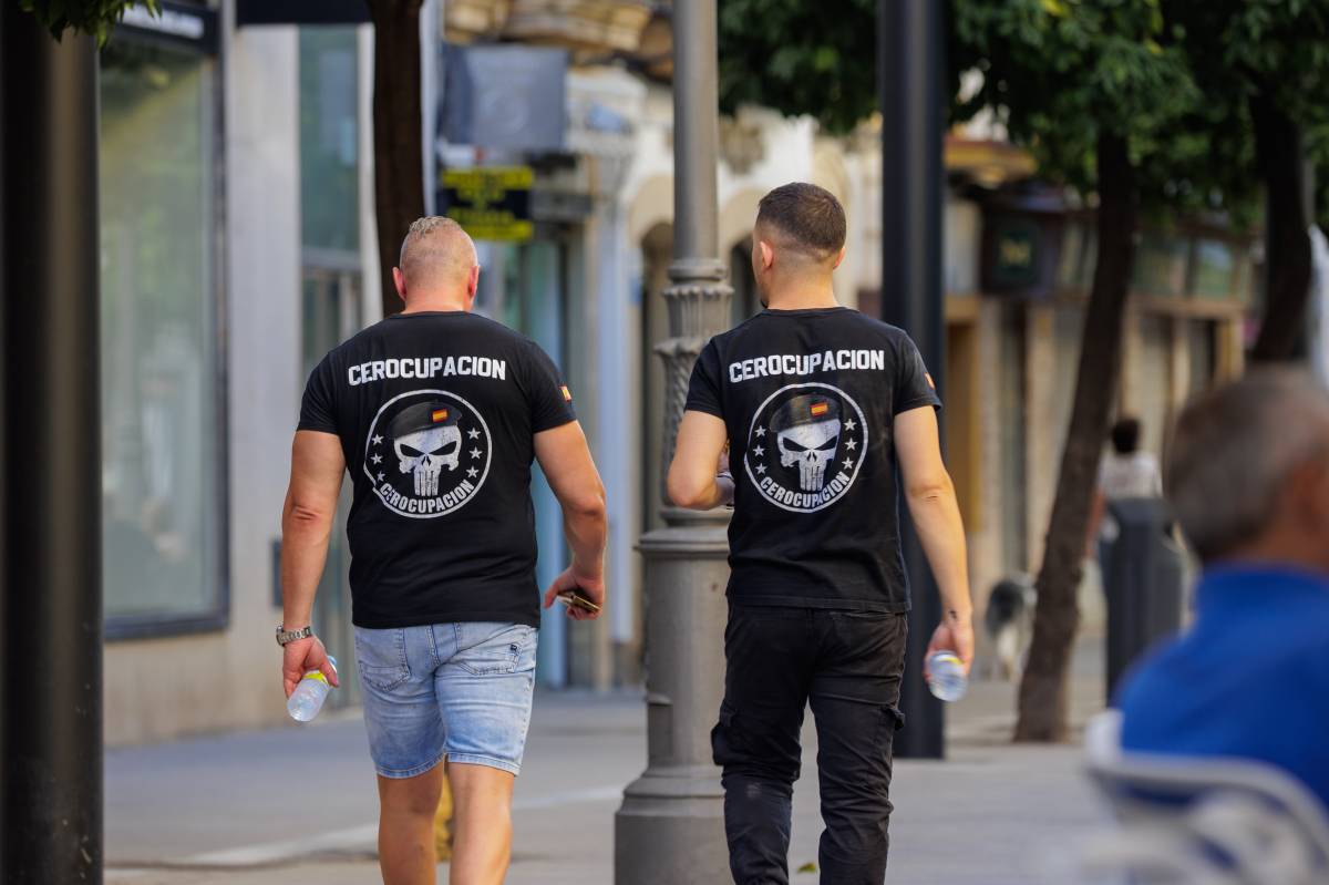 Revuelo en plena calle Larga de Jerez por una empresa de 'desokupación' de Elche: 