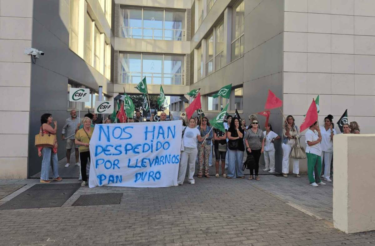 "Nos han despedido por llevarnos pan duro": la protesta de dos trabajadoras de la limpieza del Hospital de Jerez