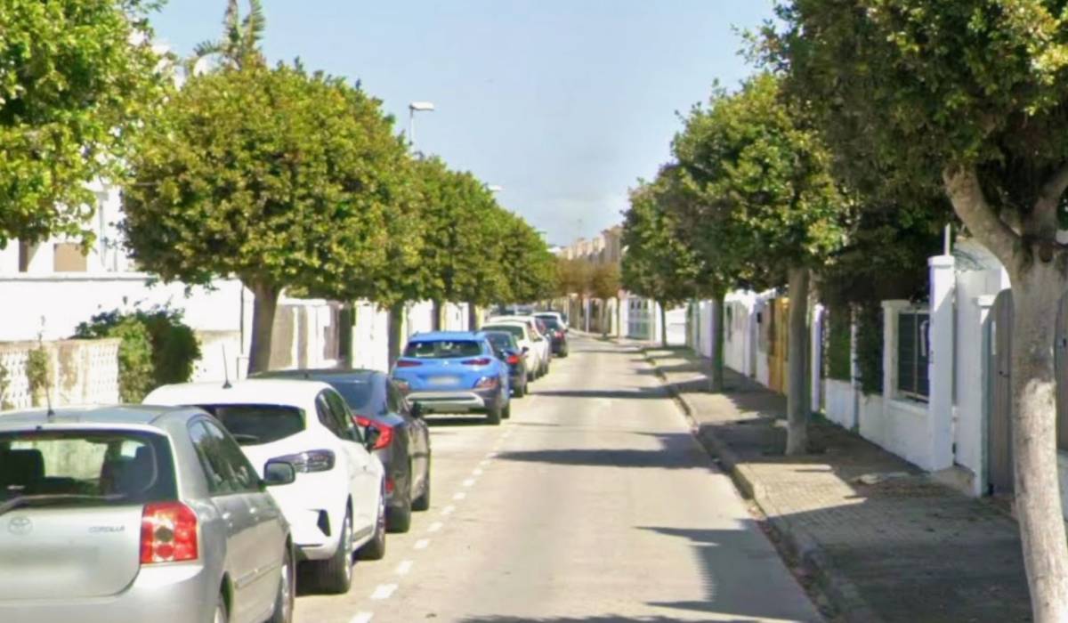 Incendio en un dúplex en Rota con un atrapado: las tres personas que estaban en la vivienda, hospitalizadas