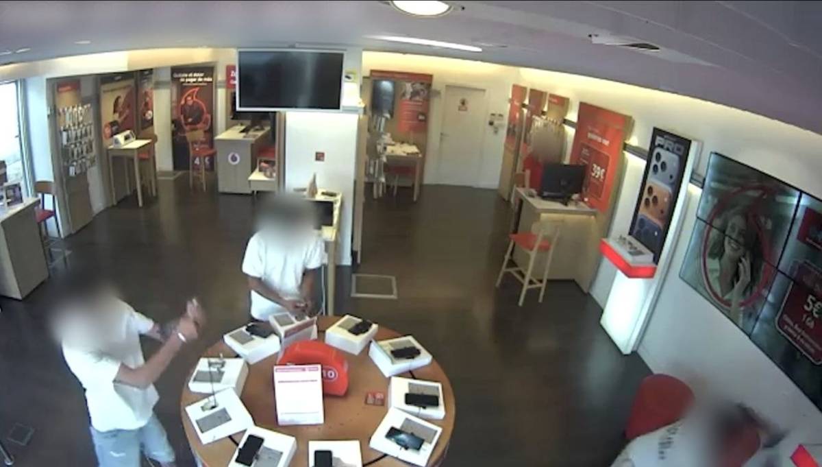 Un negocio de La Rinconada, víctima de varios robos: los ladrones se hacían pasar por clientes para arrancar los móviles de exposición