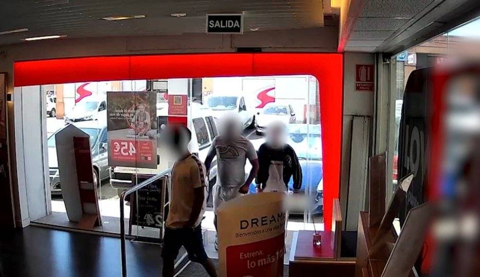 La entrada de los ladrones en el local. - La entrada de los ladrones en el local.