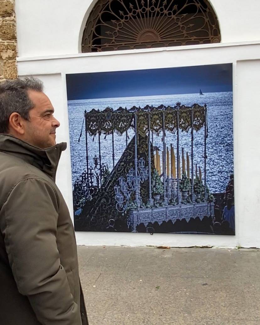 Julio González, frente a una de sus imágenes en una reciente exposición con sus fotos de Semana Santa. - Julio González, frente a una de sus imágenes en una reciente exposición con sus fotos de Semana Santa.