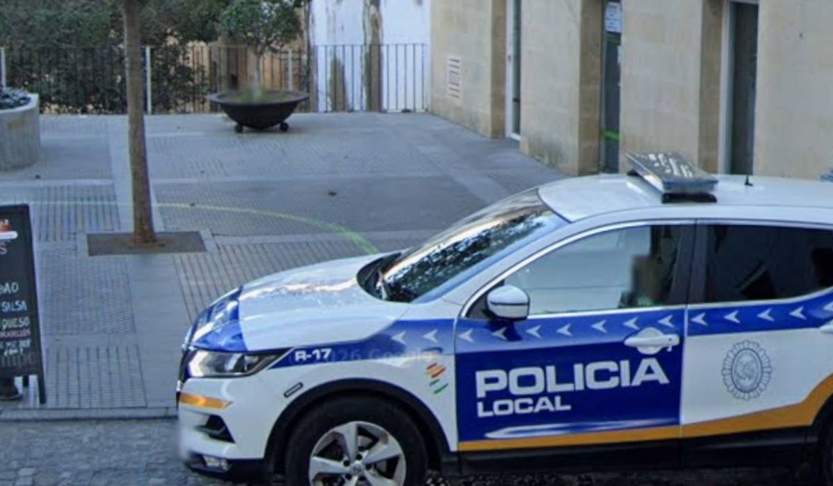 Sin haberse sacado nunca el carné por el barrio de Santa María de Cádiz y circulando con una hoz y una navaja automática prohibidas