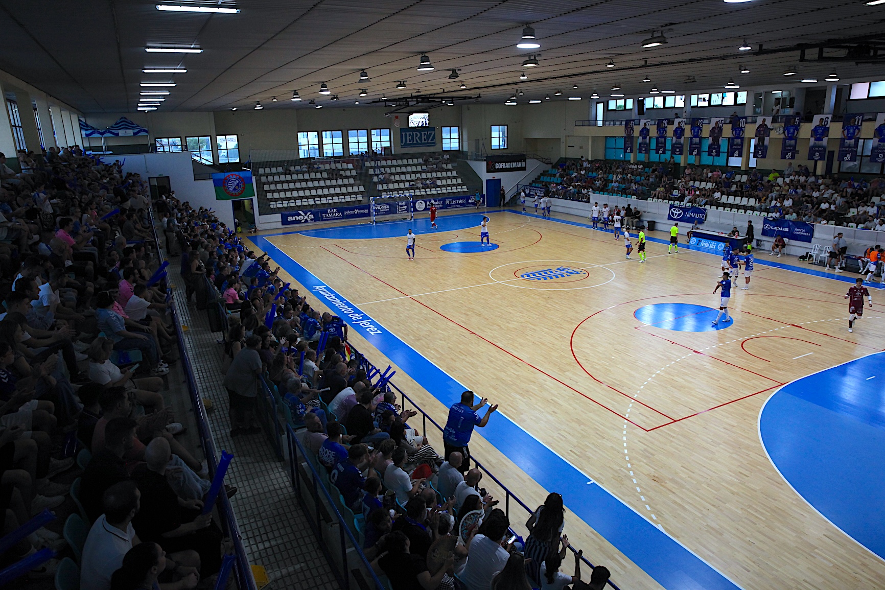 Reformas en el polideportivo Ruiz Mateos para acabar con las goteras, mejorar la ventilación y renovar el videomarcador