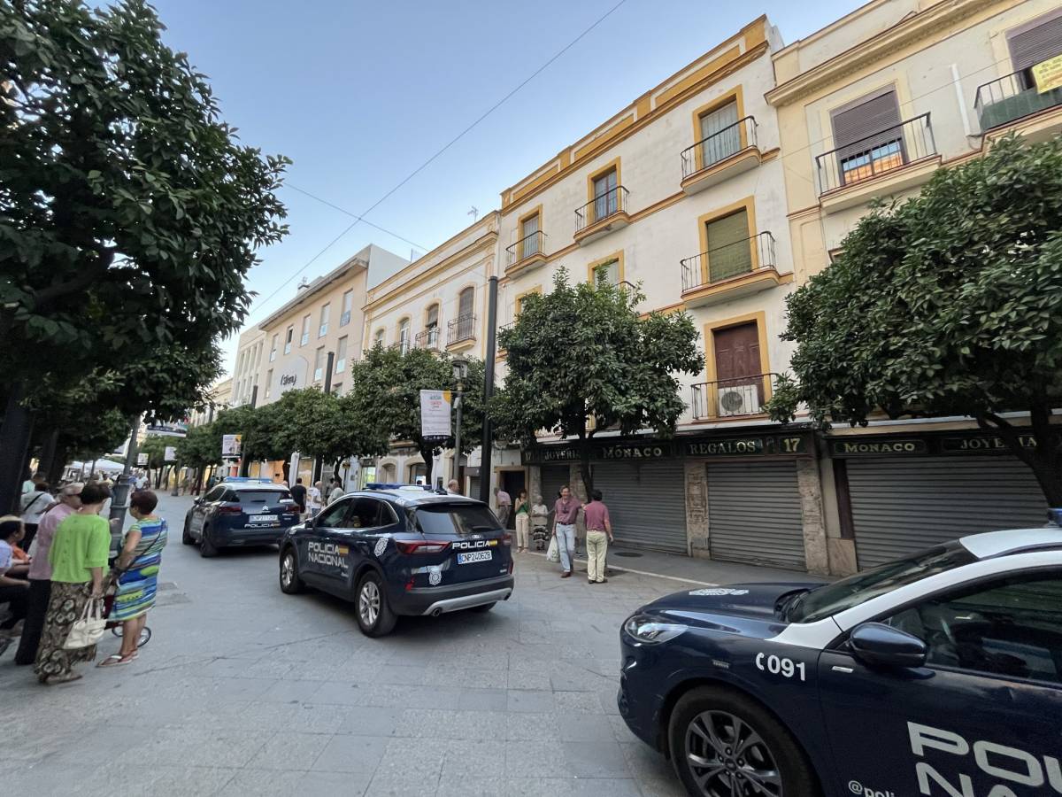 Coches de Policía Nacional, a la altura del inmueble en conflicto en calle Larga.