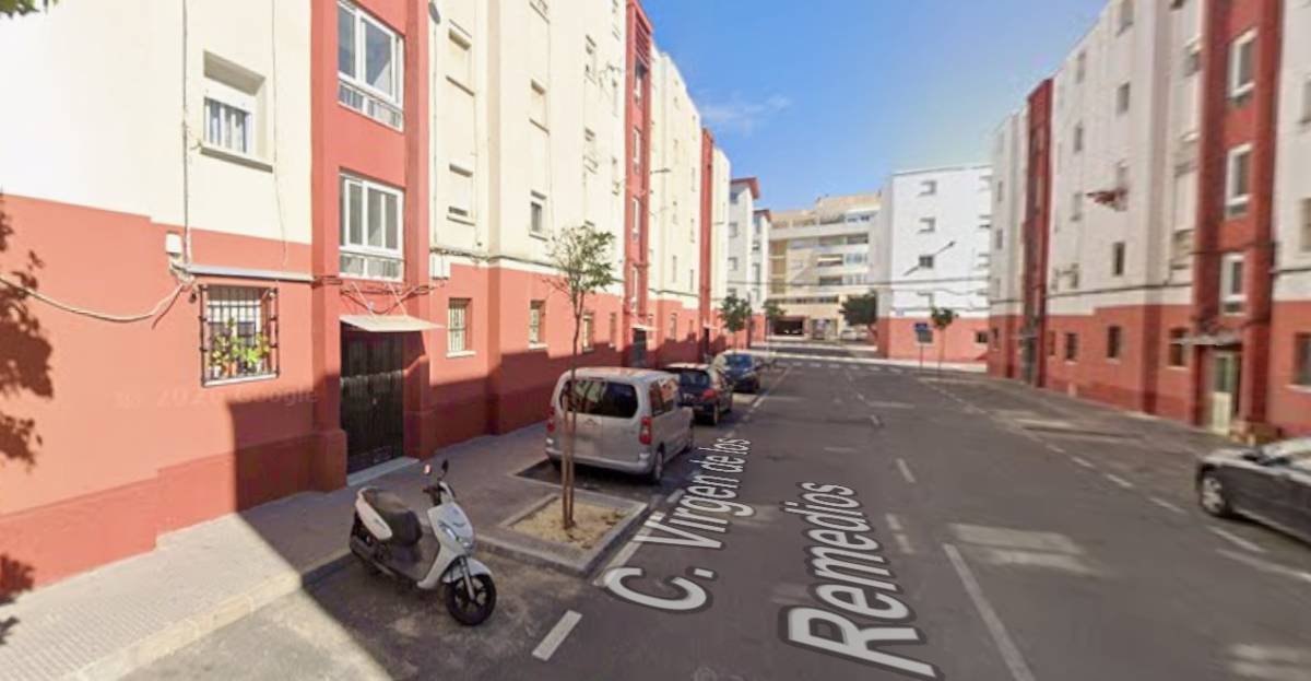 Tres puertas, vigilantes por el barrio y dos salas para consumir droga: la vivienda de El Puerto 'blindada' contra la Policía