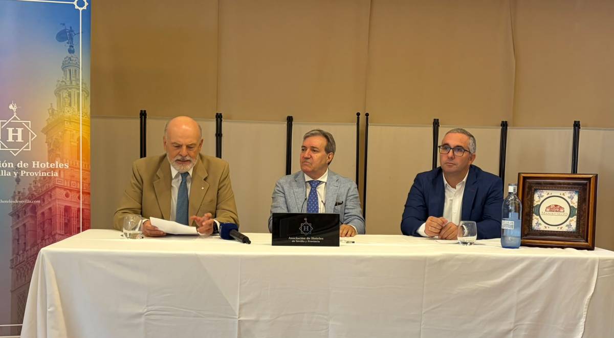 El vicepresidente de Turismo de la Junta, Rafael Sánchez Saus, en la presentación de las jornadas esta mañana en el Manolo Mayo de Los Palacios, junto al presidente de la asociación de hoteleros y el alcalde. - El vicepresidente de Turismo de la Junta, Rafael Sánchez Saus, en la presentación de las jornadas esta mañana en el Manolo Mayo de Los Palacios, junto al presidente de la asociación de hoteleros y el alcalde.