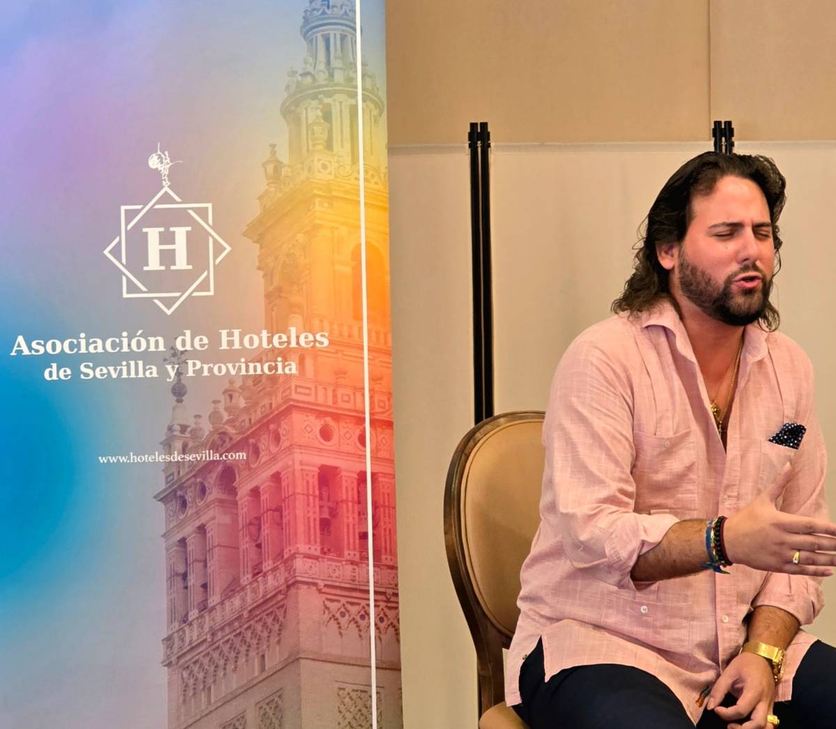 El cantaor Juanelo, por soleá, durante el acto de presentación de las jornadas. - El cantaor Juanelo, por soleá, durante el acto de presentación de las jornadas.