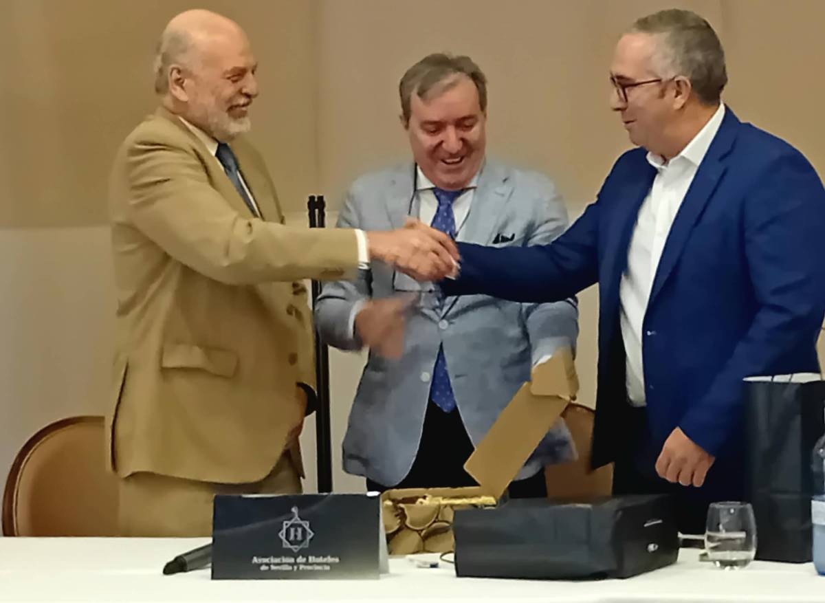 El alcalde palaciego, Juan Manuel Valle, le estrecha la mano al viceconsejero de Turismo de la Junta, Rafael Sánchez Saus. - El alcalde palaciego, Juan Manuel Valle, le estrecha la mano al viceconsejero de Turismo de la Junta, Rafael Sánchez Saus.