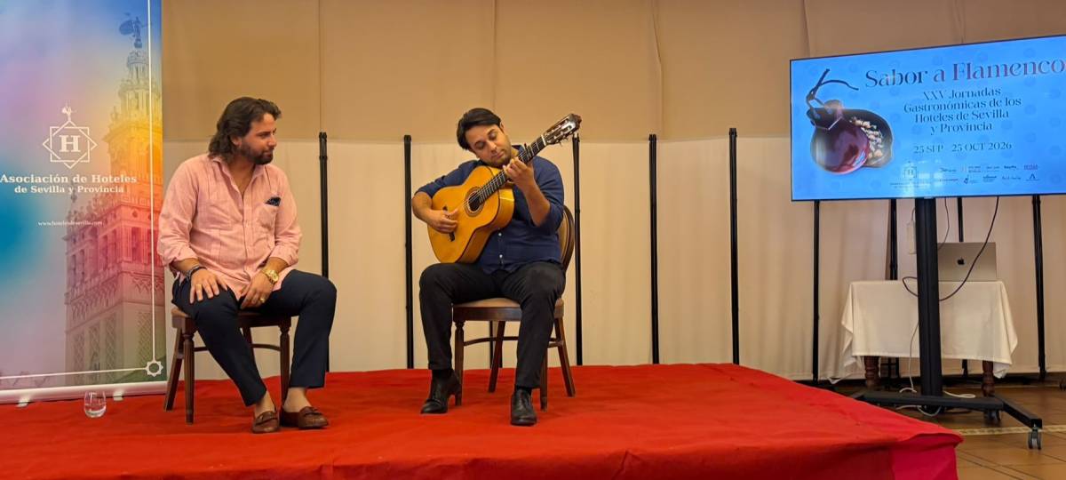 El cantaor Juanelo con la guitarra de Diego Reyes, hoy en la presentación de las jornadas gastronómicas de los hoteles sevillanos. - El cantaor Juanelo con la guitarra de Diego Reyes, hoy en la presentación de las jornadas gastronómicas de los hoteles sevillanos.
