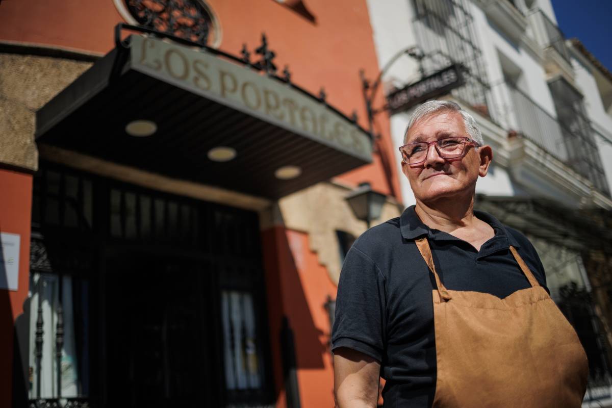 Pepe Mata se jubila tras más de medio siglo como camarero en El Puerto, 42 años en Los Portales: 