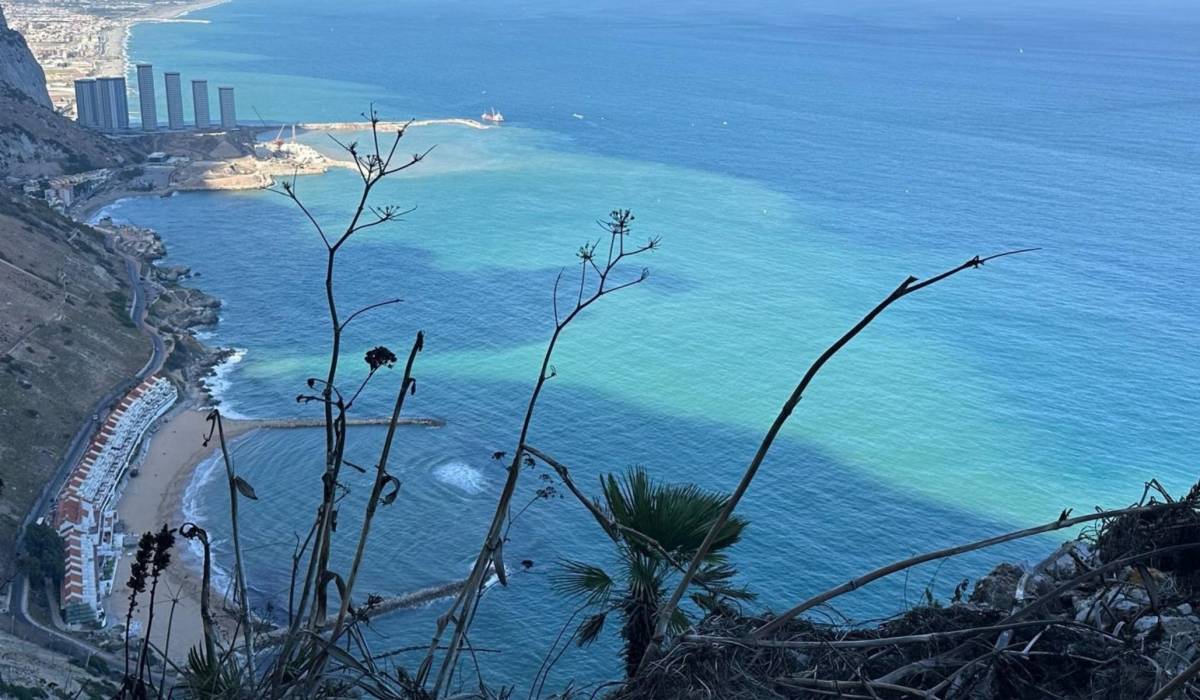 Verdemar alerta de que los rellenos vertidos en el agua frente a Gibraltar se están desplazando a la Atunara por el levante